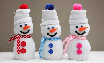 Снеговики из носочков